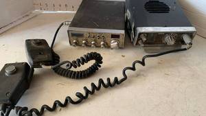 lot 3410 image: Cobra 25GTL CB Radio with Microphone Set