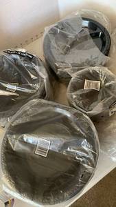 lot 3417 image: Plastic plates and bowls