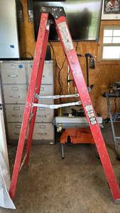 lot 3500 image: 6ft Fiberglass Step Ladder 300lb Capacity