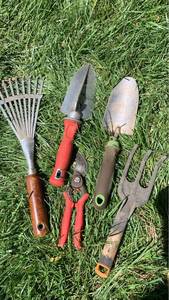 lot 4111 image: Garden tools