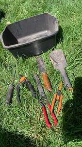 lot 4112 image: Garden tools