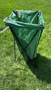 lot 4119 image: Tripod Sprinklers with garden trash bag and frame