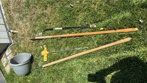 lot 4122 image: Hoe, sprinklers, bucket and more