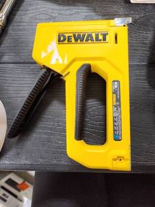 lot 16770 image: DeWalt Professional Heavy Duty Staple Gun - Retail $25