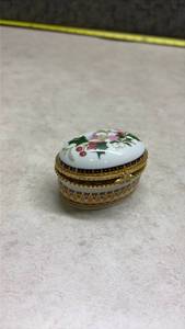 lot 1343 image: Decorative Porcelain Trinket Box with Holly Design