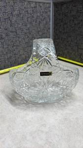 lot 1385 image: Irena Polish Lead Crystal Cut Glass Vase with Star Pattern. (no glow of lead)