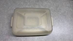 lot 1420 image: Rubbermaid Servin Saver Food Storage Container with Compartment Tray