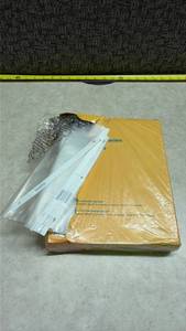 lot 1460 image: Staples Heavyweight Sheet Protectors 200 Count