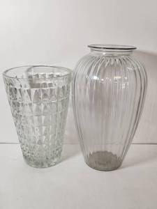 lot 179 image: Clear Glass Vase and Diamond Pattern Vase Set