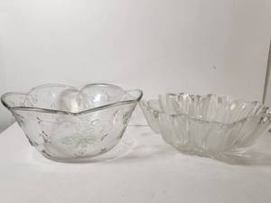 lot 184 image: Glass Serving Bowl Set with Floral Pattern