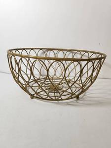 lot 186 image: Gold Wire Fruit Bowl with Decorative Pattern
