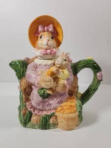 lot 218 image: Omnibus Fitz and Floyd Bunny Rabbit Teapot with Baby Bunny