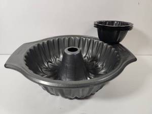 lot 246 image: Wilton Bundt Cake Pan And Mini Bundt Cake Pans