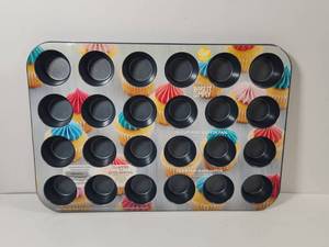 lot 248 image: Wilton Bake It Simply 24-Cup Mini Muffin Pan