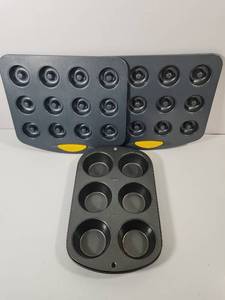 lot 249 image: Wilton Non-Stick Donut and Muffin Baking Pan Set