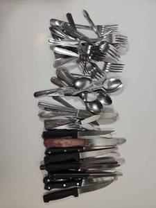 lot 253 image: Mixed Cutlery and Kitchen Knife Collection