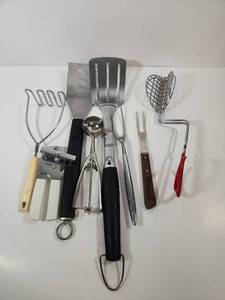 lot 254 image: Mixed Kitchen Utensil Set