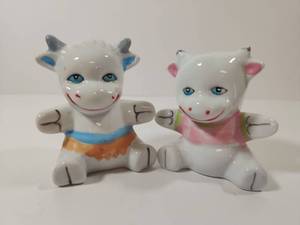 lot 261 image: Ceramic Cow Salt and Pepper Shakers Set