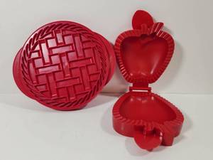 lot 263 image: Nordic Ware Red Plastic Pie Crust and Apple Molds Baking Set