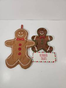lot 264 image: Christmas Kitchen Set with Oven Mitt and Ceramic Plates