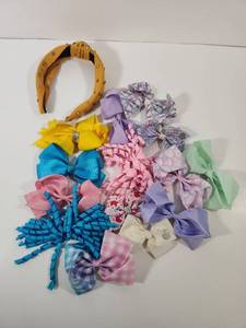lot 284 image: Girls Hair Accessories Set with Hair Clips and Headband