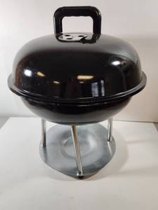 lot 373 image: Compact Tabletop Charcoal Kettle Grill with Lid