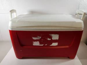 lot 376 image: Igloo Red and White Portable Cooler Ice Chest