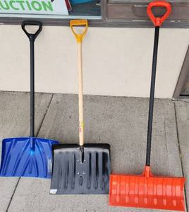 lot 385 image: Snow Shovel Set with Plastic and Metal Blades