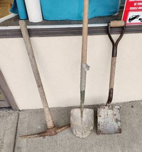 lot 386 image: Garden Tool Set with Shovels and Hoe