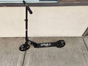 lot 387 image: HALO Black Kick Scooter with Adjustable Handlebar
