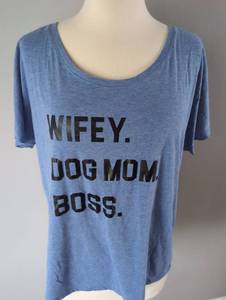 lot 2548 image: Wifey Dog Mom Boss Blue Graphic T-Shirt - Size Medium
