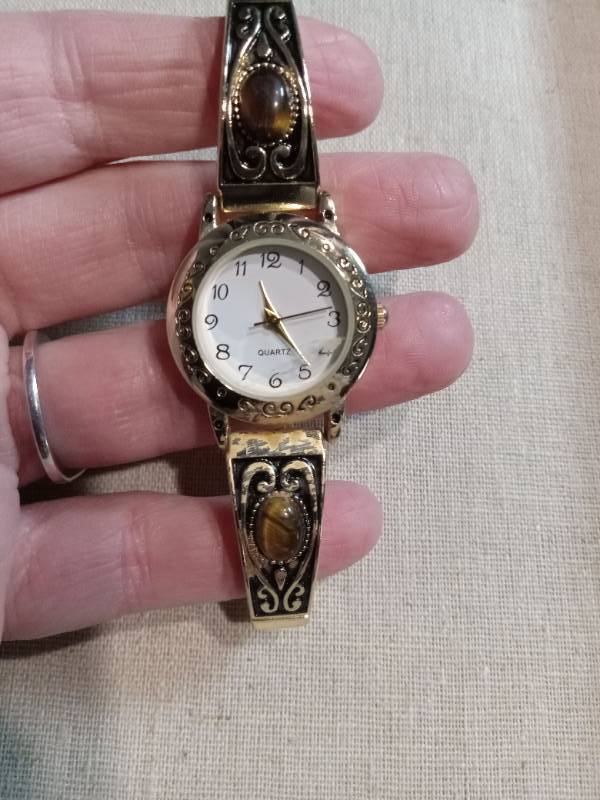lot 3497 image: Womens Decorative Quartz Watch with Metal Band