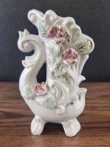 lot 4375 image: Decorative Porcelain Vase with Pink Rose Design