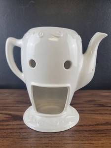 lot 4376 image: White Ceramic Teapot with Tealight Warmer