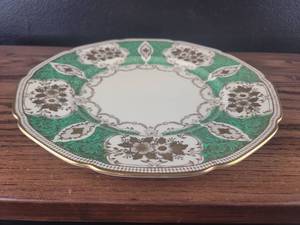lot 4378 image: Green and Gold Floral Porcelain Decorative Plate