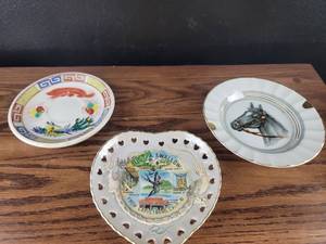 lot 4382 image: Collectible Decorative Plates Set - Horse Design and Souvenir Plates