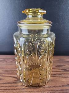 lot 4386 image: Amber Glass Apothecary Jar with Lid