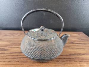 lot 4401 image: Japanese Cast Iron Tetsubin Tea Pot with Handle
