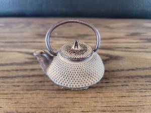lot 4404 image: Japanese Cast Iron Tetsubin Teapot with Handle