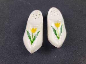lot 4329 image: Ceramic Salt and Pepper Shakers with Yellow Tulip Design