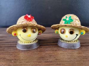 lot 4333 image: Smiley Face Hawaiian Hat figurined