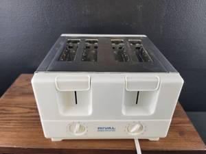 lot 4358 image: Rival Electronic 4-Slice Toaster White