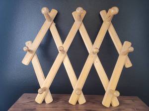 lot 3619 image: Wooden Expandable Wall Mounted Peg Rack
