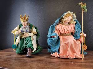 lot 3652 image: Three Wise Men Nativity Figurines - Caspar and Melchior Set