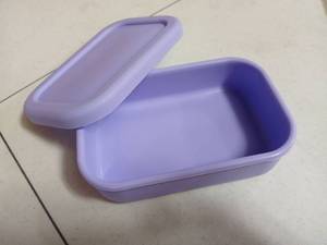 lot 58278 image: Purple Plastic Storage Container with Lid - Retail $5