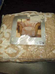 lot 1105 image: Lush Decor Sophie Furniture Protector Single Arm Chair - Retail $58