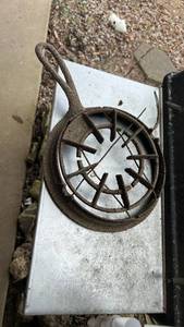 lot 2697 image: Cast Iron Ships Wheel Trivet