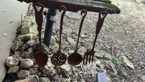 lot 2706 image: Decorative Metal Garden Stakes with Hanging Hearts