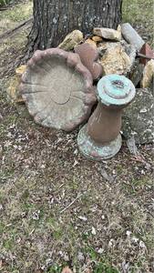 lot 2714 image: Cement Bird bath