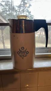 lot 2725 image: Corning Floral 10-Cup Coffee Carafe